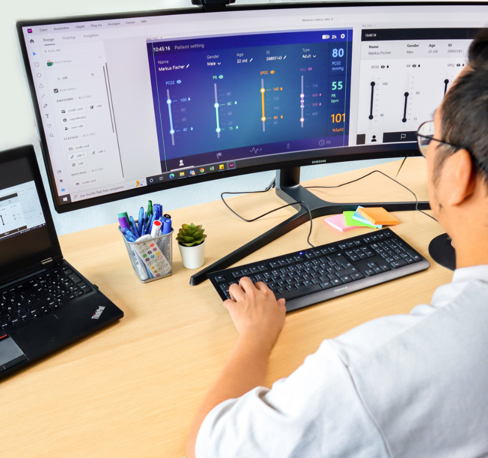 Ein Mitarbeiter während eines Visual Design Sprints am PC.