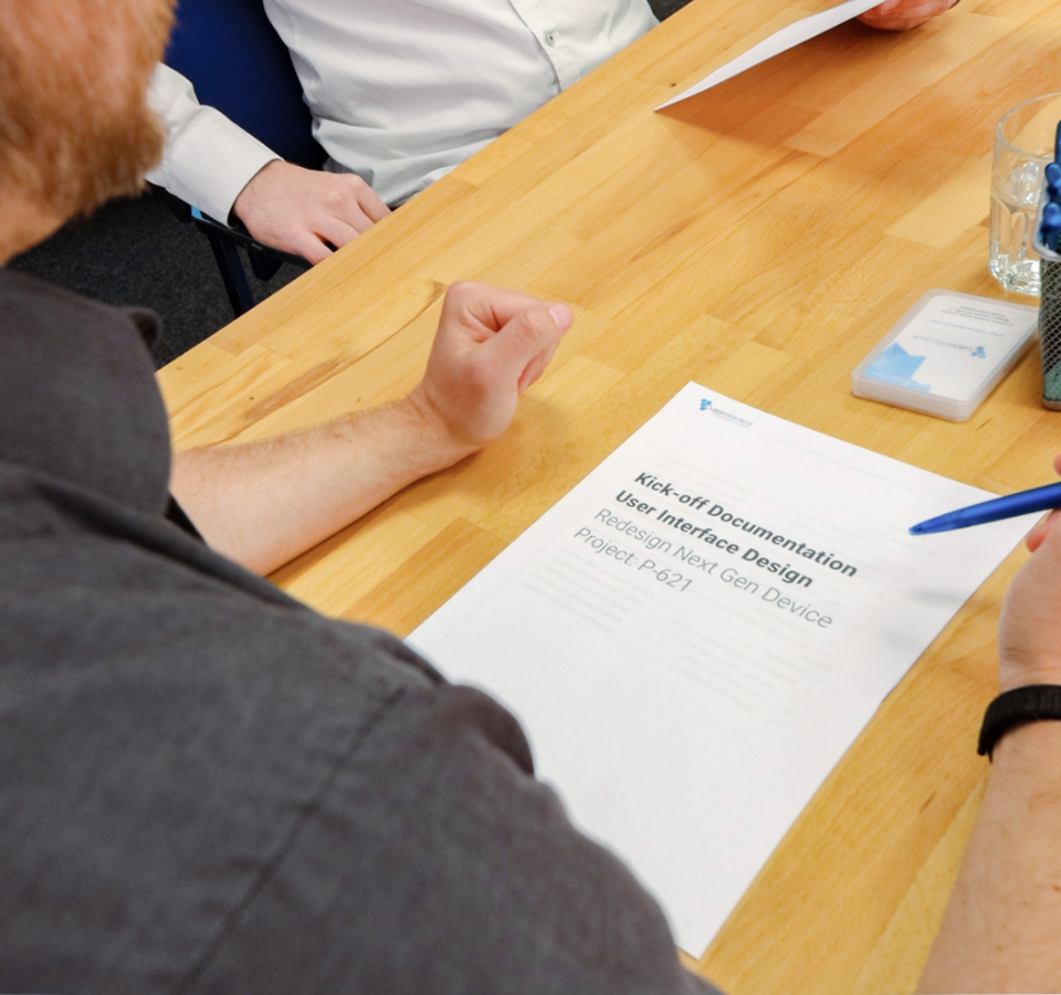 Ein Mitarbeiter vor einem Kick-off-Dokument