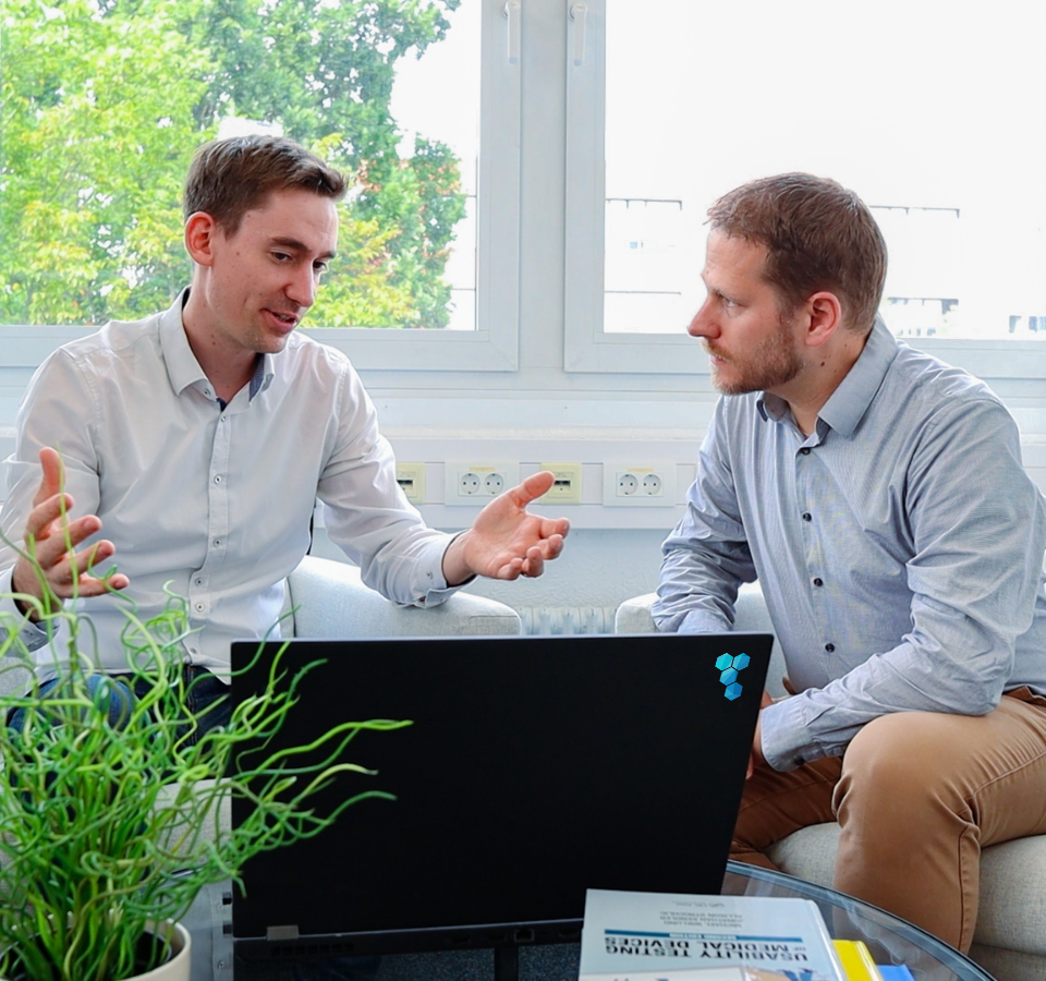 Ein Mitarbeiter und ein Kunde in einem Meeting.