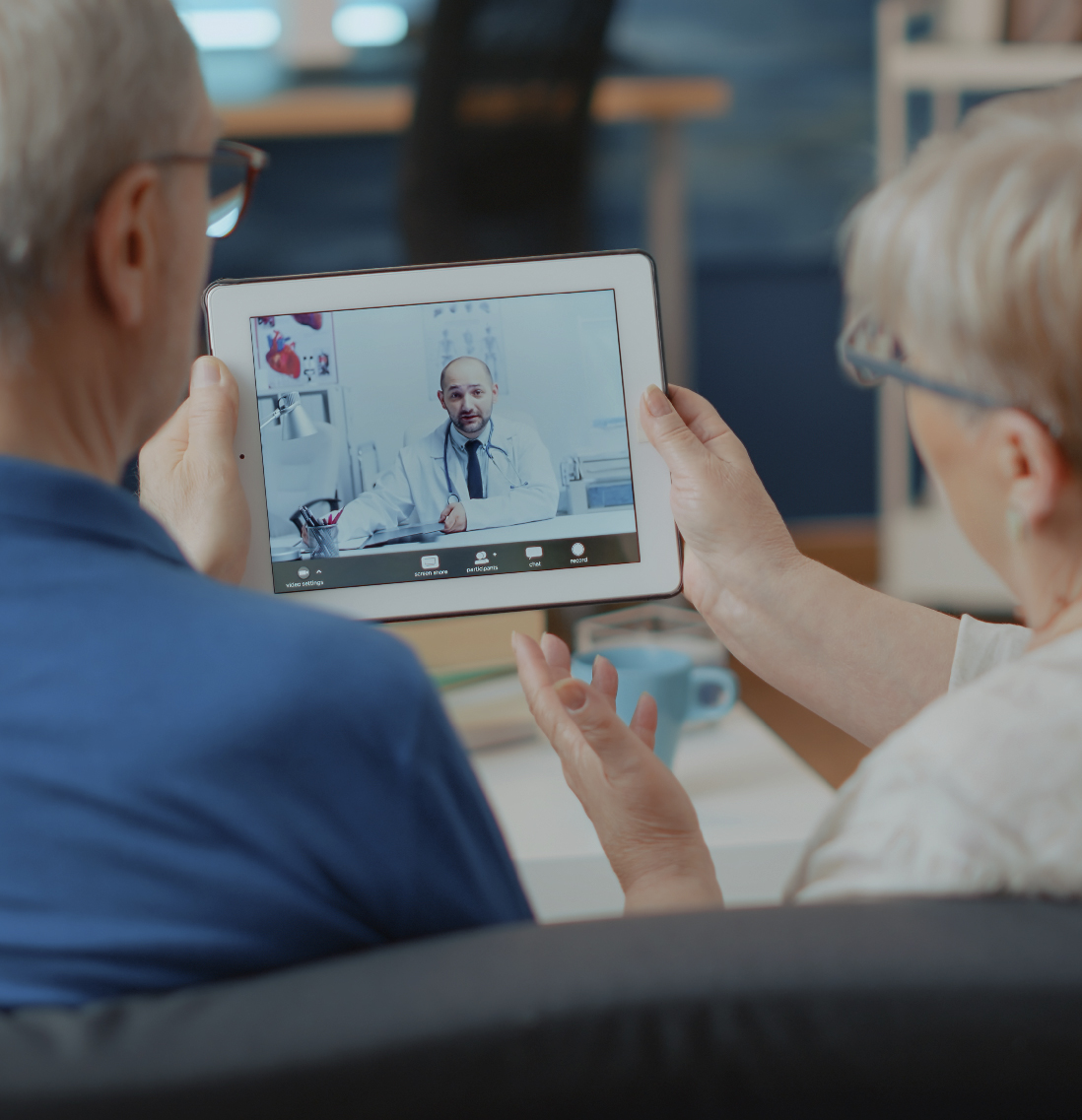 Zwei Nutzer nutzen ein Tablet für einen virtuellen Arzttermin.