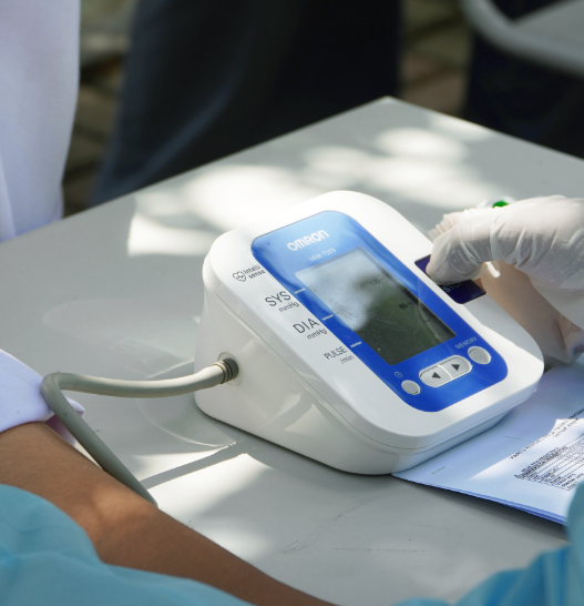 Ein Blutdruckmessgerät, das von einem Arzt bedient wird.