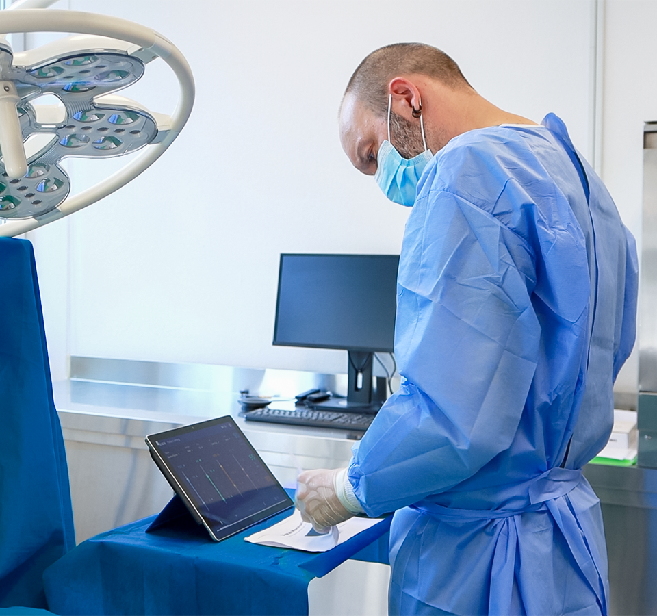 A user in a UX lab uses the medical device and associated IFUs in a user test.